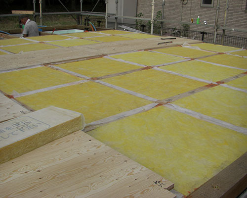 床は構造合板で剛床構造、その上にフローリング仕上げをする２重構造です