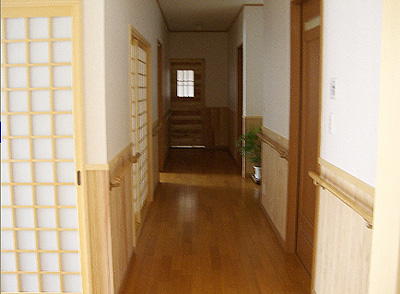 廊下に手すりを設け、お年寄りにも住みやすい家となっています。
