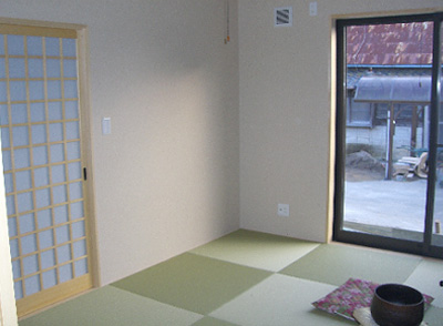 琉球畳を設けたオシャレな和室です。