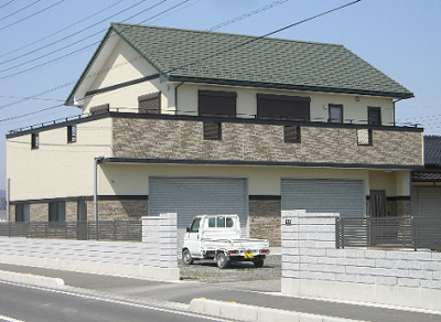 １階は鉄骨で大きな車庫を作り、お仕事のきゅうりの分別に利用しています。また、２階は、若夫婦の住まいになっています。ベランダから見える小山の花火大会は最高の眺めです。　施工期間：約３ヶ月 