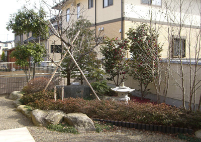 和室から見える本格的な日本庭園をアプローチにしている住まいです。　施工期間：約３ヶ月