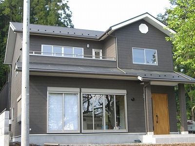 太平山のふもとの大自然を活かし山小屋風の家にしました。リビングや子供部屋は日光サワラ材をふんだんに使用し裸足で生活できるようになっています。また高台にあるので二階からの眺めは最高です。施工期間：３ヶ月